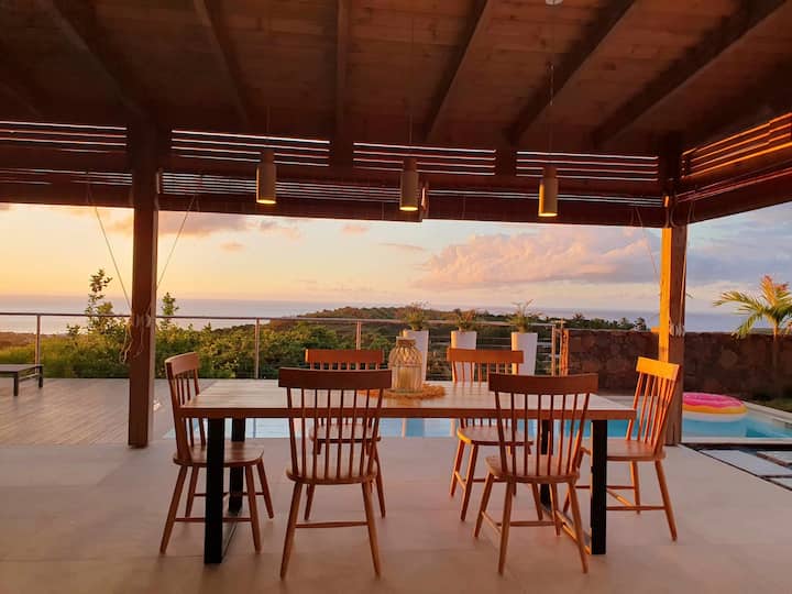 Terrasse couverte et table à manger au coucher du soleil