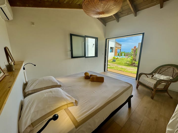 Chambre de la dépendance ouverte sur le jardin