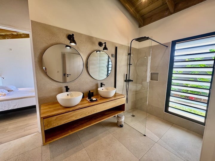 Salle de bains avec douche et deux vasques