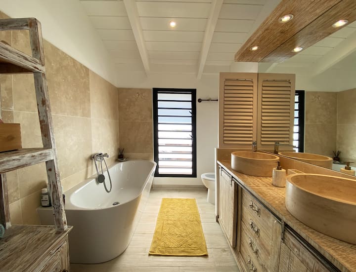 Salle de bains avec baignoire et double vasque
