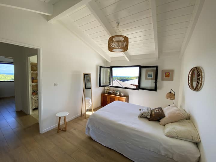Chambre double ouverte sur une salle de bains